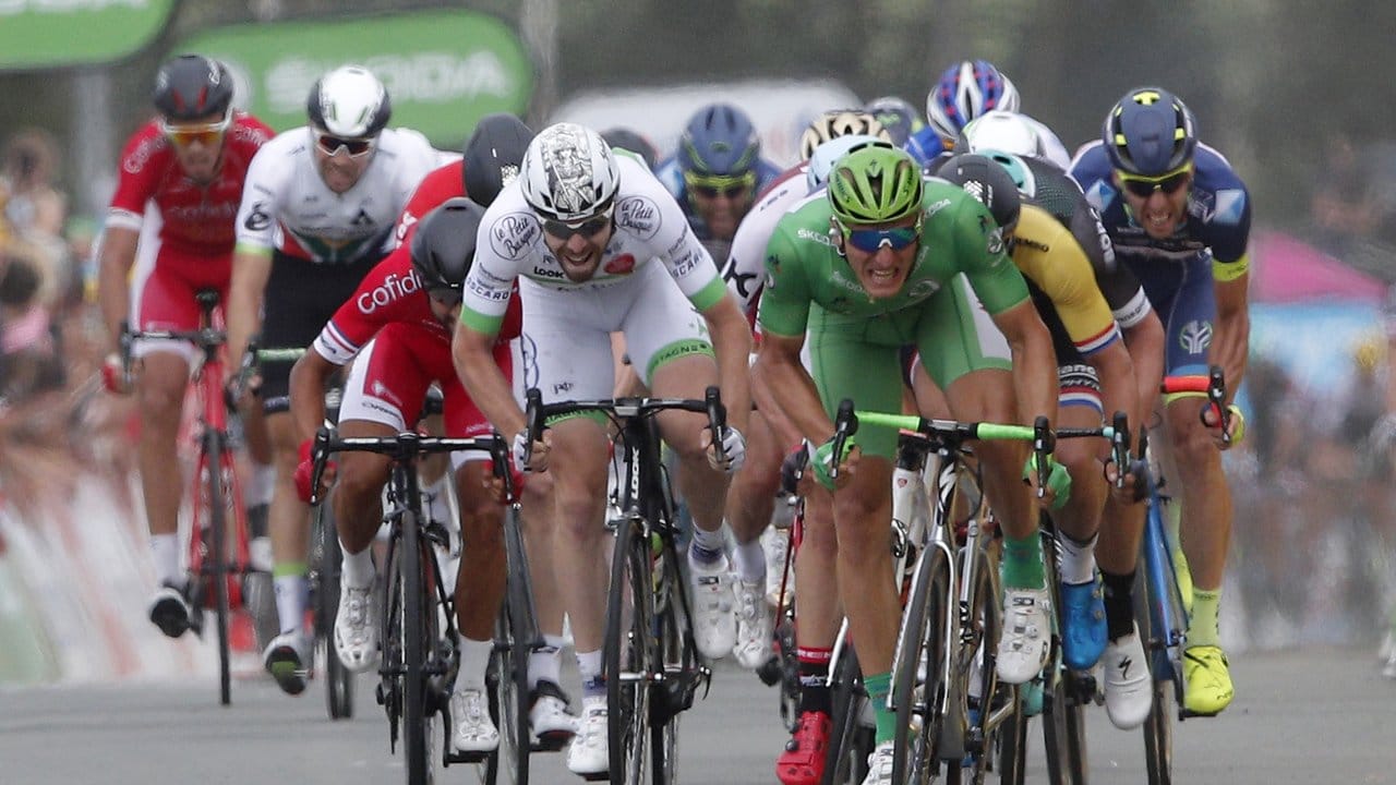Dem Antritt von Marcel Kittel (M) kann die Konkurrenz beim Schlusssprint nicht folgen. Dem Antritt von Marcel Kittel (M) kann die Konkurrenz beim Schlusssprint nicht folgen.