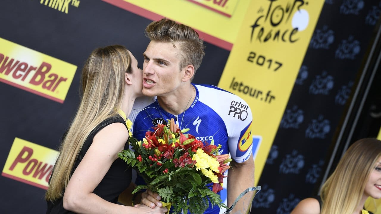 Allmählich bekommt Marcel Kittel bei der Siegerehrung nach den Touretappen eine gewisse Routine. Allmählich bekommt Marcel Kittel bei der Siegerehrung nach den Touretappen eine gewisse Routine.
