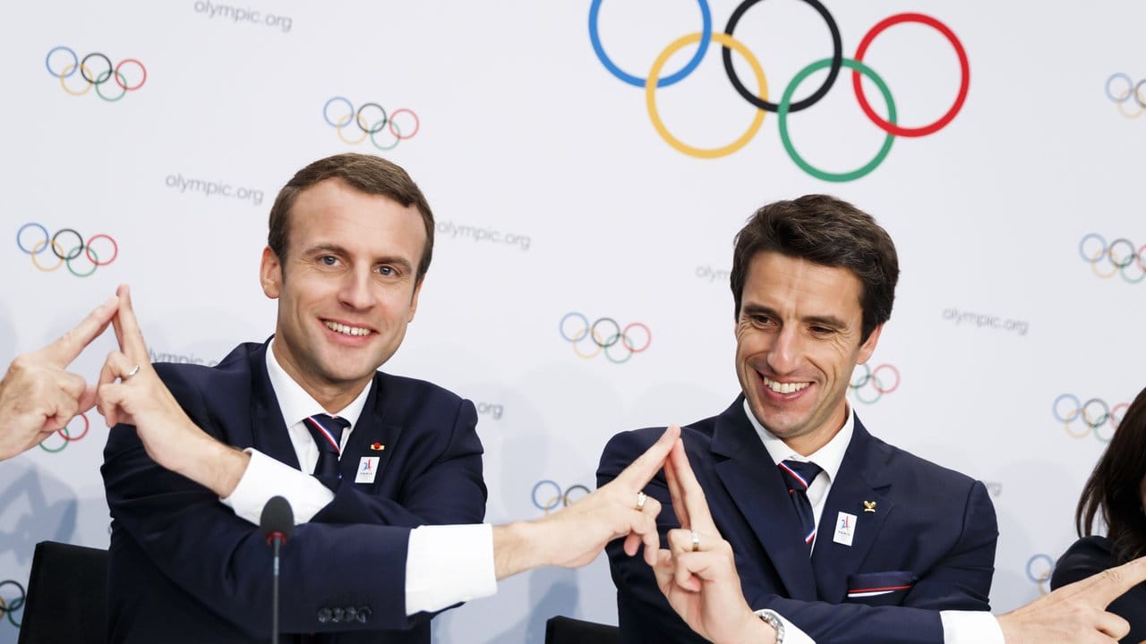 Der französische Präsident Emmanuel Macron (l) unterstützt die Bewerbung von Paris für die Ausrichtung der Spiele.