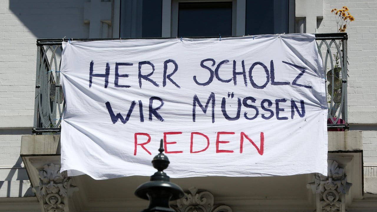 "Herr Scholz, wir müssen reden", steht an einem Balkon gegenüber der Roten Flora in Hamburg. "Herr Scholz, wir müssen reden", steht an einem Balkon gegenüber der Roten Flora in Hamburg.