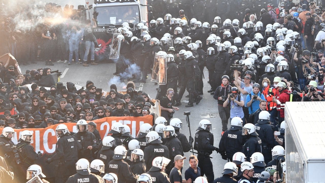 Konfrontation in Hamburg: Der schwarze Block und die Polizei. Konfrontation in Hamburg: Der schwarze Block und die Polizei.