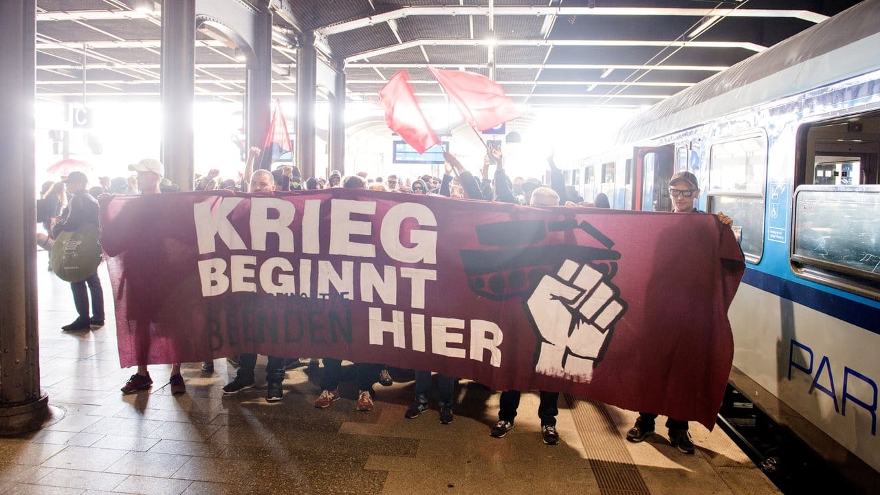 "Krieg beginnt hier" - G20-Gegner aus dem Protest-Sonderzug "ZuG20" kündigten schon bei ihrer Ankunft im Hamburger Hauptbahnhof eine harte Gangart an. "Krieg beginnt hier" - G20-Gegner aus dem Protest-Sonderzug "ZuG20" kündigten schon bei ihrer Ankunft im Hamburger Hauptbahnhof eine harte Gangart an.