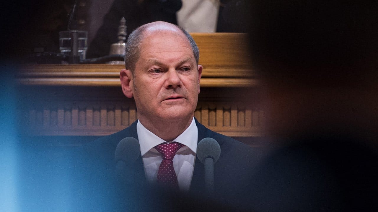 Hamburgs Erster Bürgermeister Olaf Scholz entschuldigt sich. Hamburgs Erster Bürgermeister Olaf Scholz entschuldigt sich.