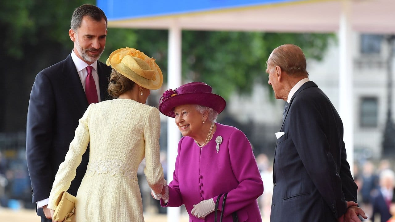 Herzliche Begrüßung: Königin Elizabeth und Prinz Philip empfangen das spanische Königspaar.