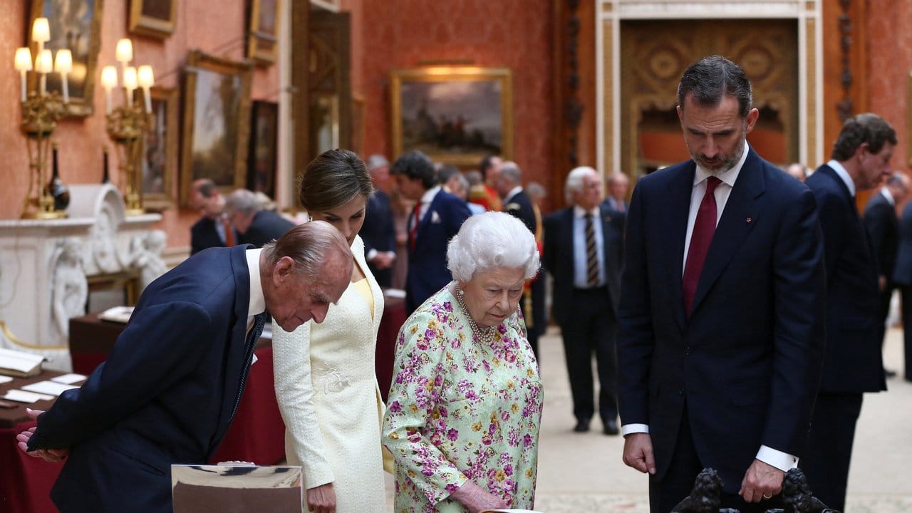 Im Buckingham Palace betrachten die Royals spanische Artefakte der königlichen Sammlung.