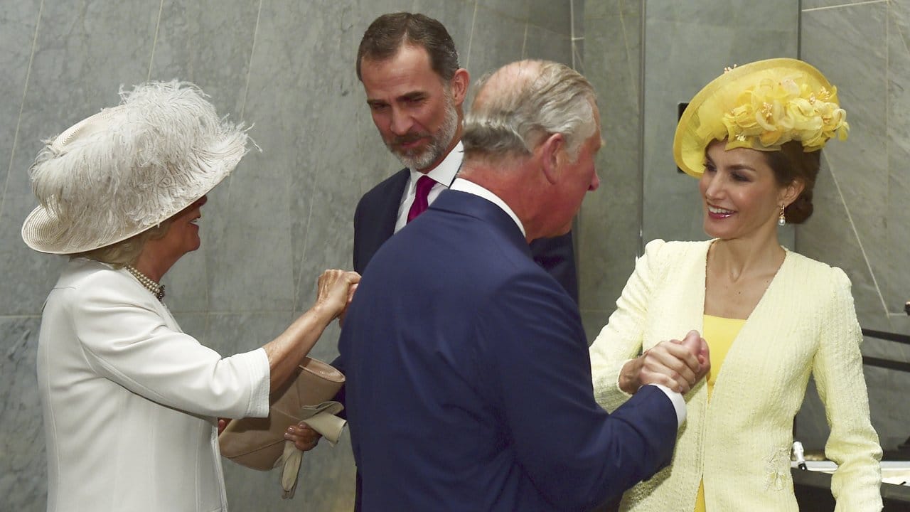 Royales Händeschütteln: Herzogin Camilla und Prinz Charles heißen König Felipe und Königin Letizia willkommen.