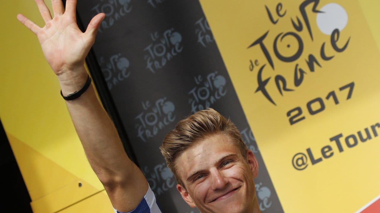 Marcel Kittel hält fünf Finger für seinen fünften Etappensieg in die Höhe. Marcel Kittel hält fünf Finger für seinen fünften Etappensieg in die Höhe.