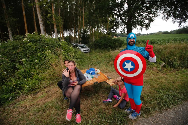 "Captain America" outet sich als Radsport-Fan und ist persönlich an der Strecke, um die Fahrer anzufeuern.