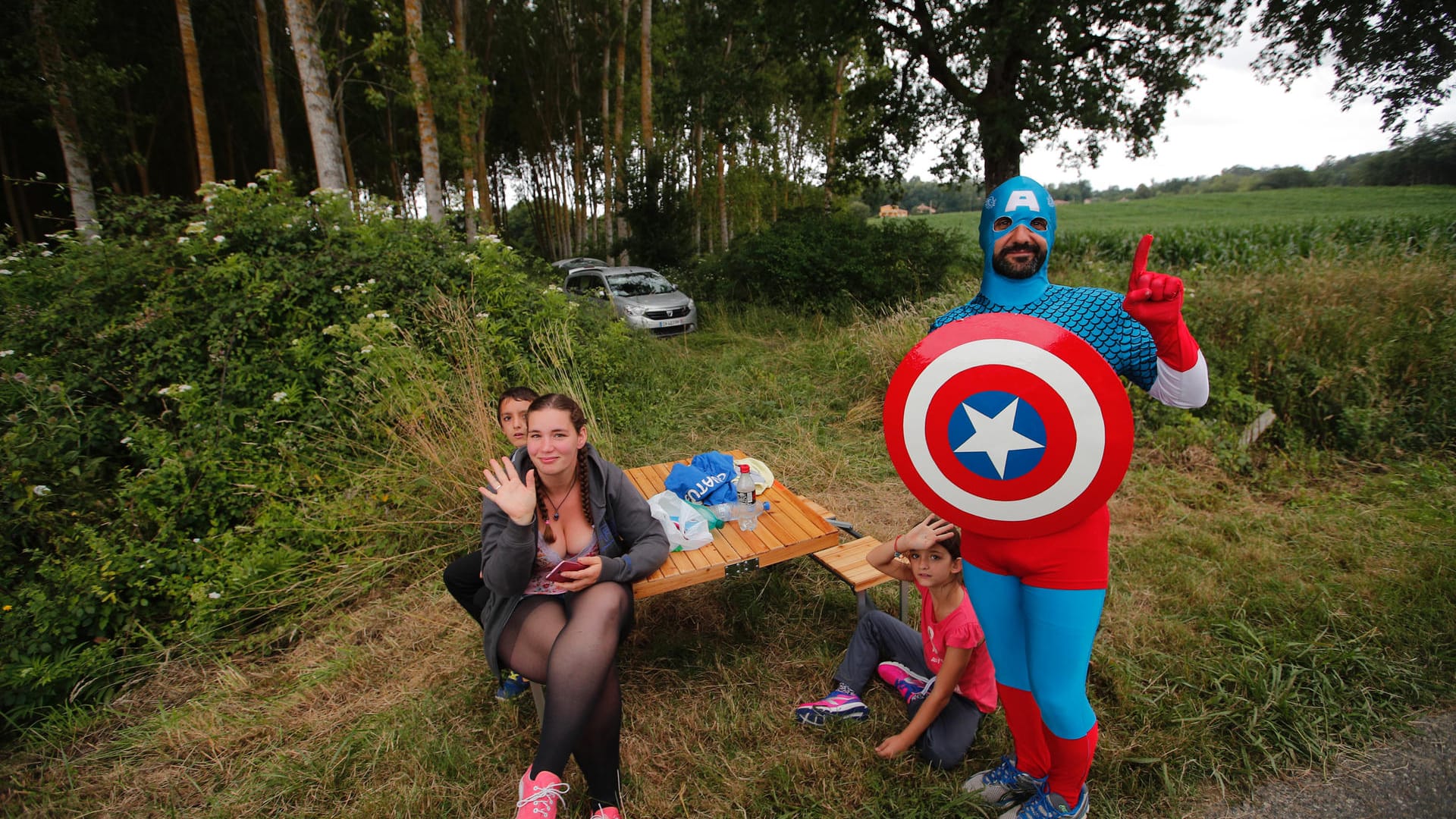 "Captain America" outet sich als Radsport-Fan und ist persönlich an der Strecke, um die Fahrer anzufeuern.