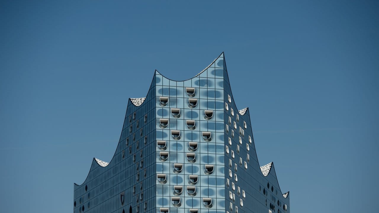 Im Schatten der Hamburger Elbphilharmonie wird man einen Blick auf William und Kate werfen können. Im Schatten der Hamburger Elbphilharmonie wird man einen Blick auf William und Kate werfen können.