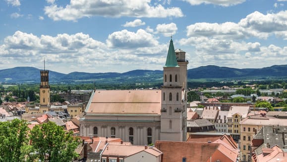 Blick vom Johanneum in Richtung Johanniskirche und Rathaus: Zittau hat Besuchern viel Geschichte zu bieten.