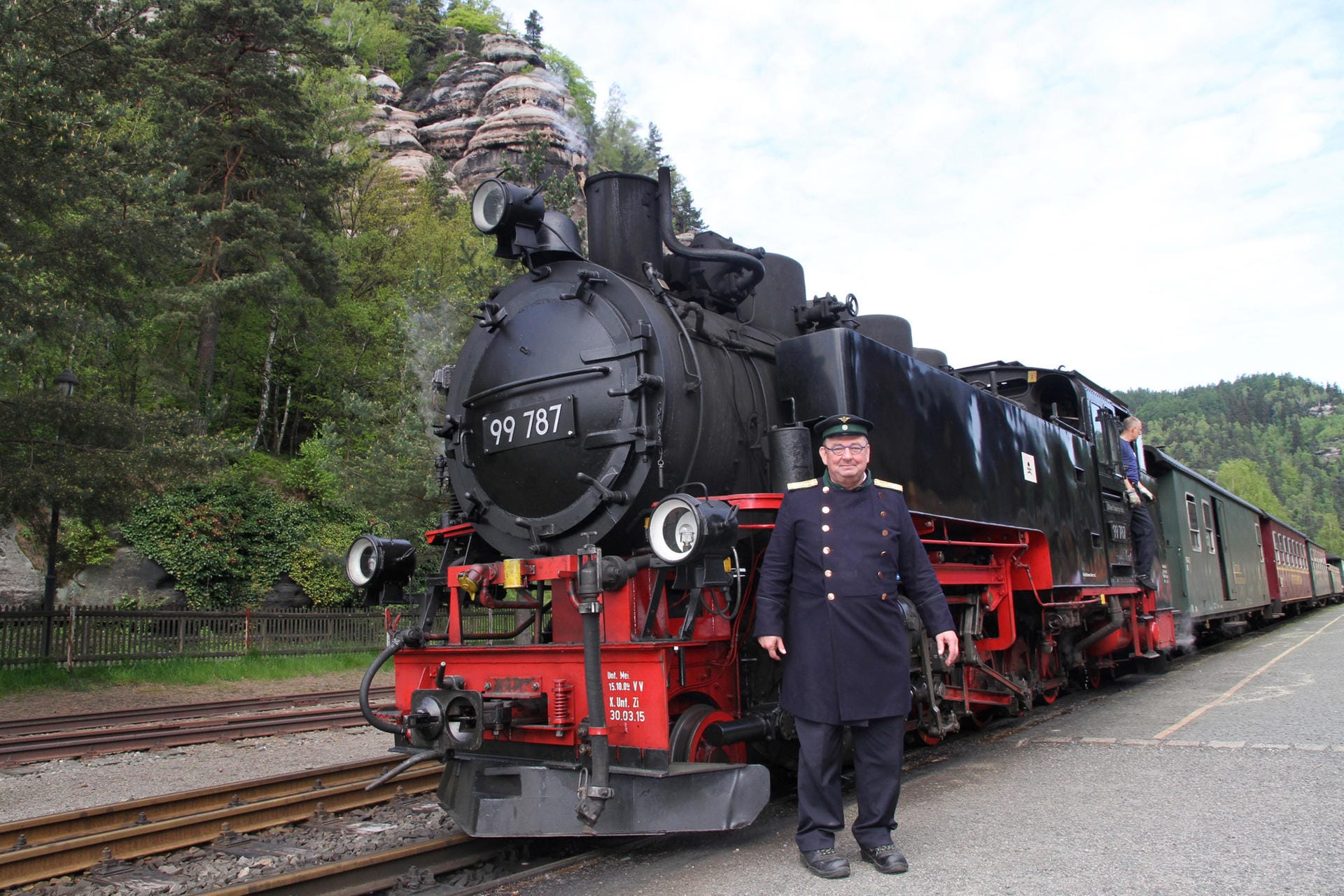 Eisenbahner mit Uniform: Alfred Simm ist stolz auf die Schmalspurbahn.