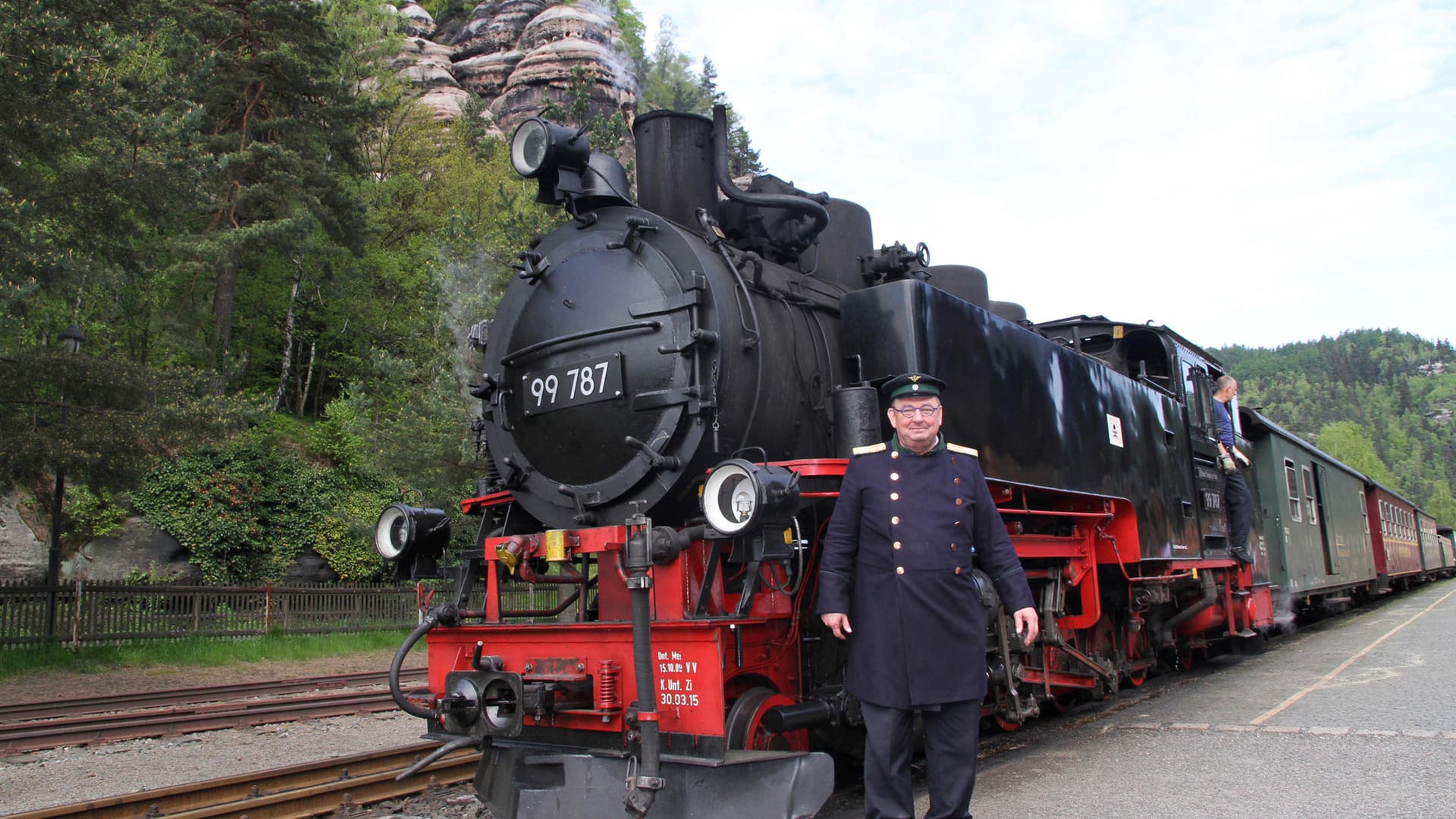 Eisenbahner mit Uniform: Alfred Simm ist stolz auf die Schmalspurbahn.