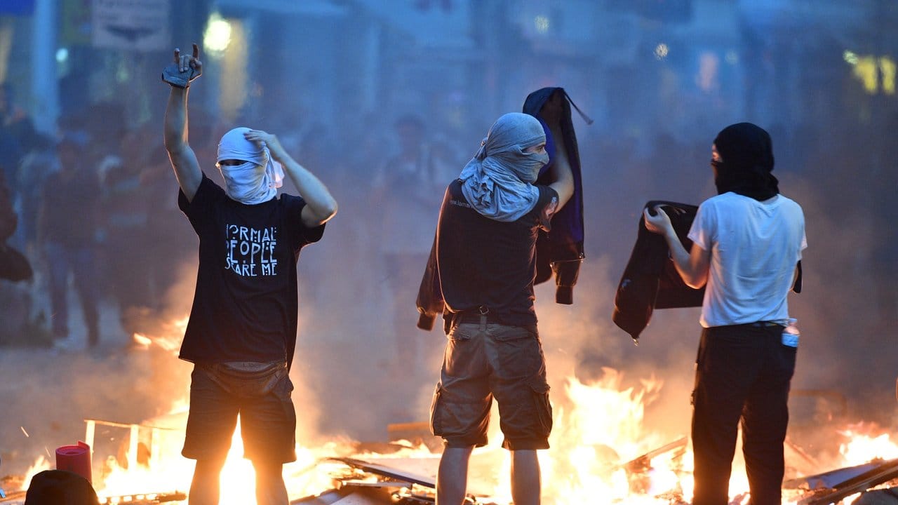 Gewalt ohne Beispiel: Gegner des G20-Gipfels hatten im Hamburger Schanzenviertel sxtundenlang nahezu freie Hand. Gewalt ohne Beispiel: Gegner des G20-Gipfels hatten im Hamburger Schanzenviertel sxtundenlang nahezu freie Hand.