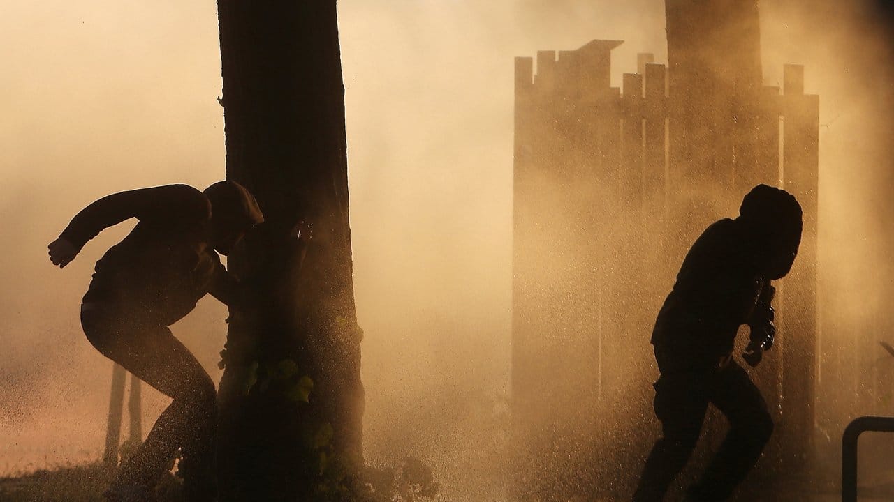 Straßenschlacht gegen den Kapitalismus: Gegner des G20-Gipfels suchen bei einem Wasserwerfereinsatz Schutz. Straßenschlacht gegen den Kapitalismus: Gegner des G20-Gipfels suchen bei einem Wasserwerfereinsatz Schutz.