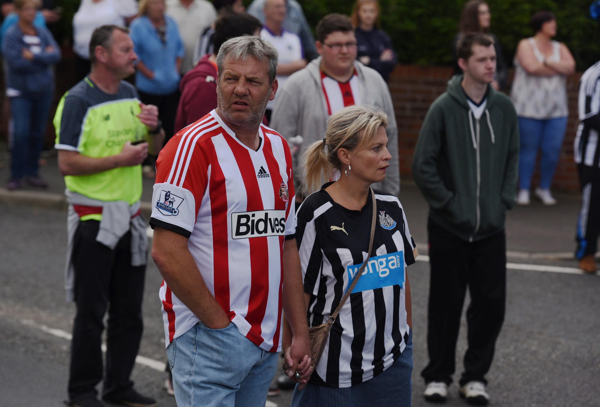 Zwischen dem FC Sunderland und Newcastle United herrscht eigentlich eine leidenschaftliche Feindschaft, die teils groteske Züge annahm. Doch das Schicksal des Sunderland-Fans berührte auch die Anhänger des Erzrivalen, die Lowery zahlreiche Fangesänge widmeten und ihm zur Beerdigung die letzte Ehre erwiesen.
