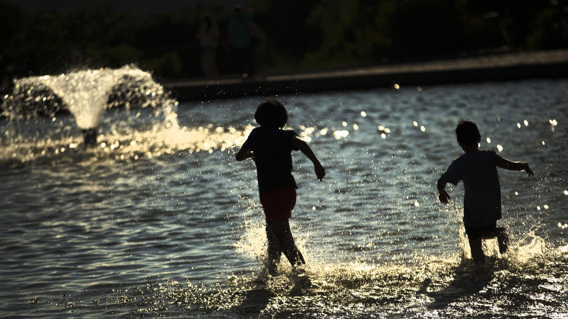Kinder kühlen sich in Madrid in einem öffentlichen Brunnen ab. In der Spanischen Hauptstadt sorgen heiße Luftströme aus der Sahara für Temperaturen um 45 Grad. Kinder kühlen sich in Madrid in einem öffentlichen Brunnen ab. In der Spanischen Hauptstadt sorgen heiße Luftströme aus der Sahara für Temperaturen um 45 Grad.