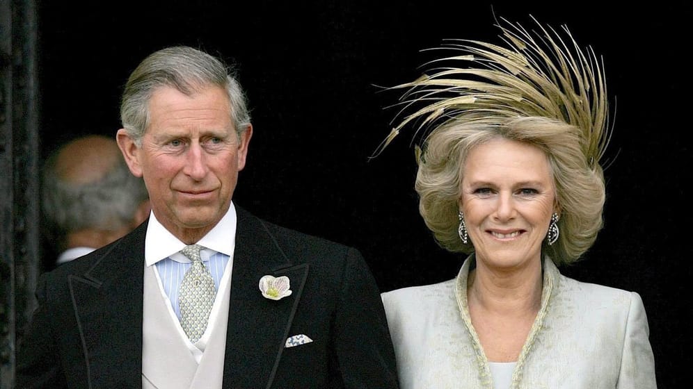 Gemeinsam durchs Leben: Charles und Camilla verlassen nach ihrer Hochzeit die St. George's Chapel in London.