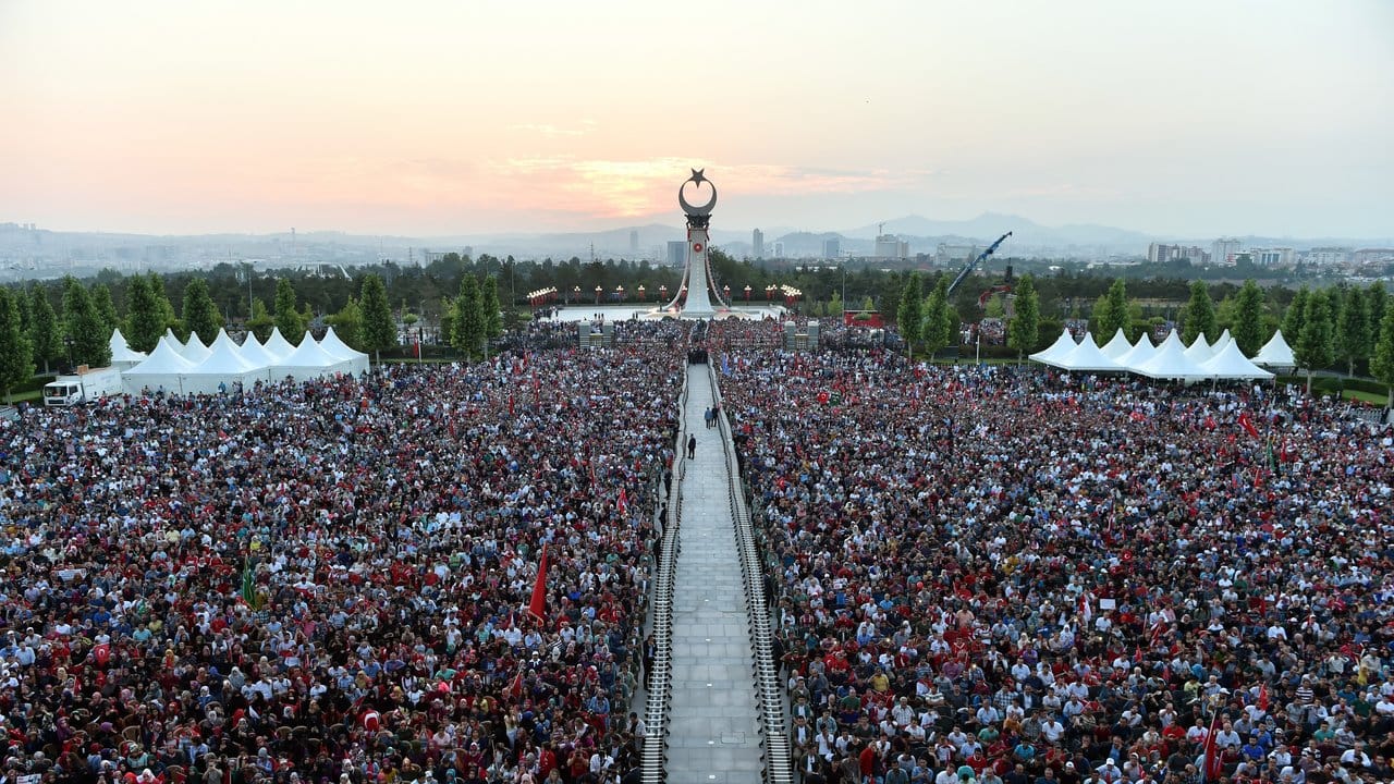 Anhänger des türkischen Präsidenten Erdogan vor dem Präsidentenpalast in Ankara.