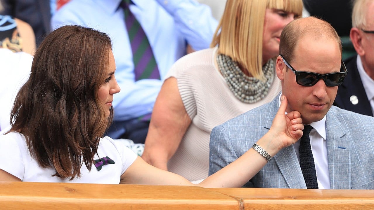 Royale Herzlichkeiten: Der britische Prinz William und Herzogin Kate sitzen auf der Tribüne.