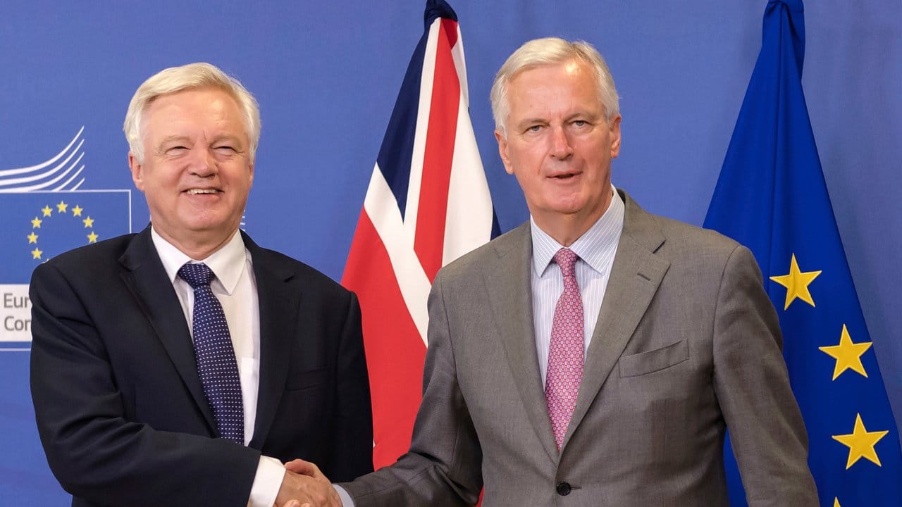 EU-Chefunterhändler Michel Barnier (r) und der britische Brexit-Minister David Davis begrüßen sich in Brüssel.