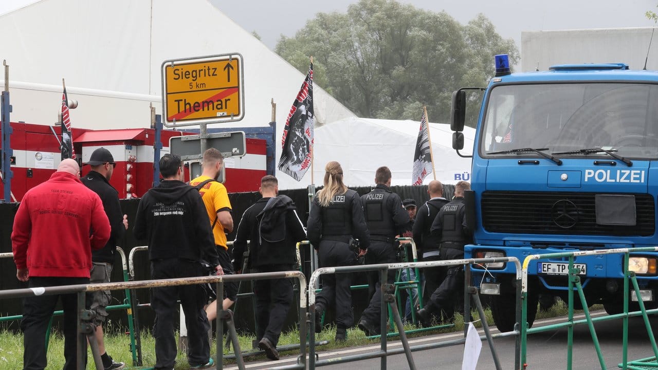 Polizeieinsatz vor dem Konzertgelände in Themar.