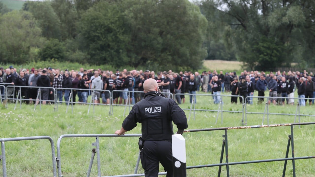 Anhänger der rechten Szene gehen zu einem Neonazi-Konzert in Südthüringen.