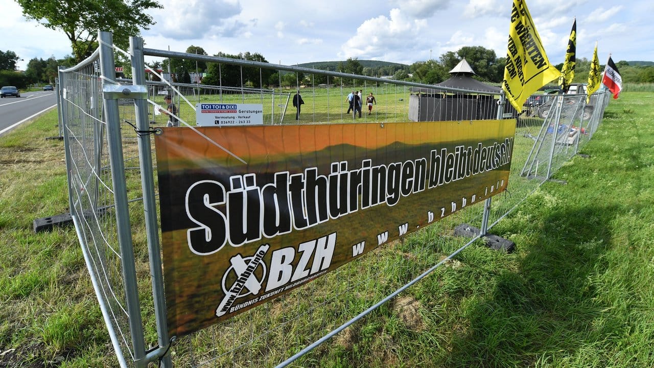 Banner mit der Aufschrift "Südthüringen bleibt deutsch" in Themar.