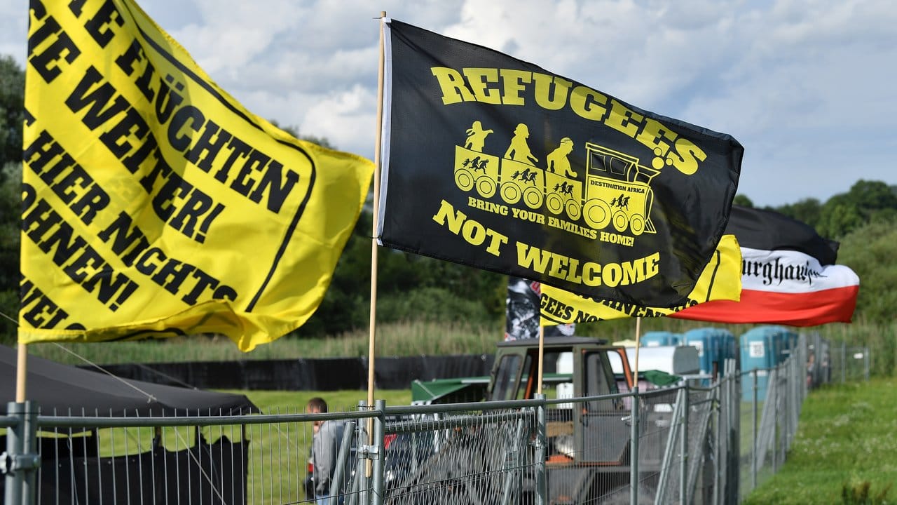 Vor dem Rechtsrock-Konzert im thüringischen Themar: "Refugees not welcome".