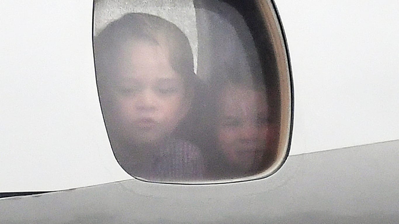 Hier schauen die beiden Mini-Royals noch ganz neugierig aus dem Flugzeugfenster.