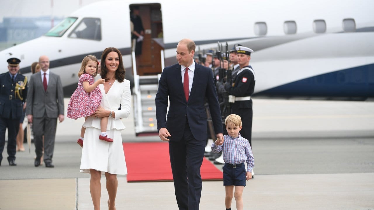 Prinz William und Herzogin Kate sind in Warschau gelandet.