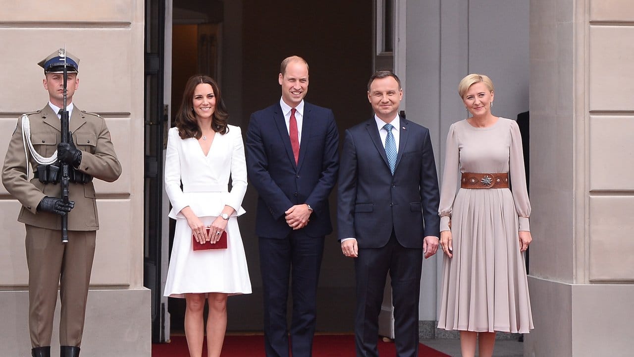 Gruppenbild ohne Kinder: Der polnische Präsident Andrzej Duda und seine Frau Agata Kornhauser-Duda empfangen die britschen Royals.