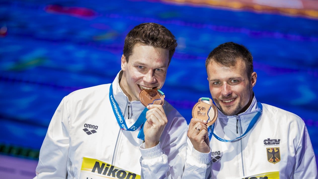 Patrick Hausding (l) und Sascha Klein posieren in Budapest mit ihren Bronzemedaillen.