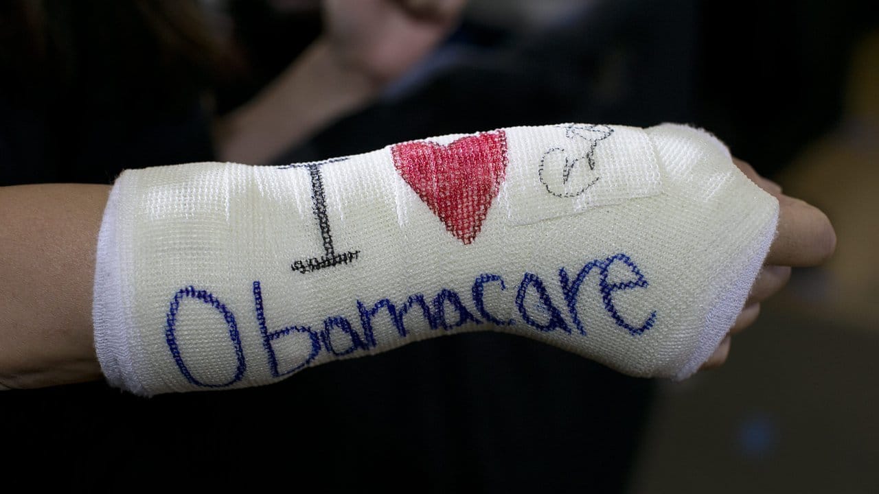 Klares Bekenntnis auf Gips: "I love Obamacare".
