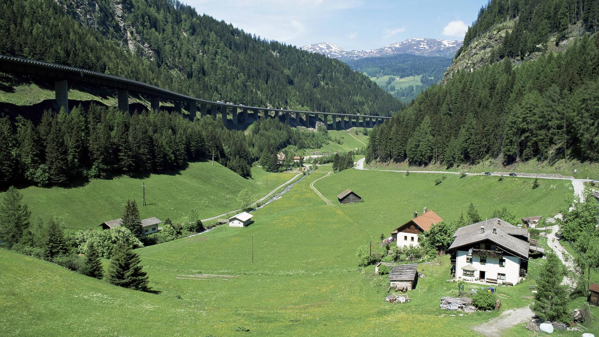 Über den Brenner von Innsbruck nach Südtirol. Links der Brennerautobahn, rechts die alte Brennerstraße.