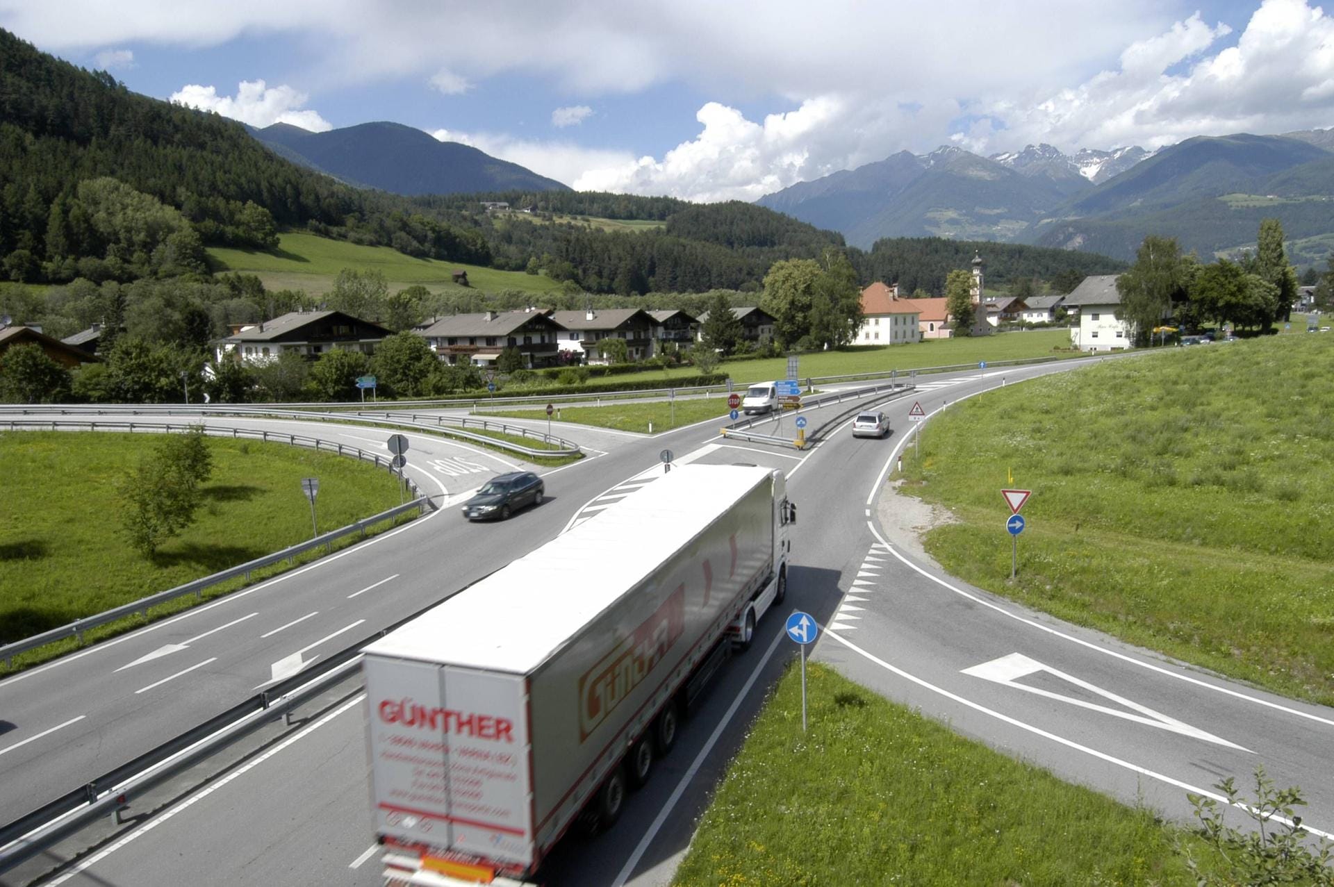Die Pustertaler Staatsstraße verläuft von Südtirol bis nach Kärnten in Österreich, wo sie als Bundesstraße 100 fast bis zum österreichischen Wörthersee führt.