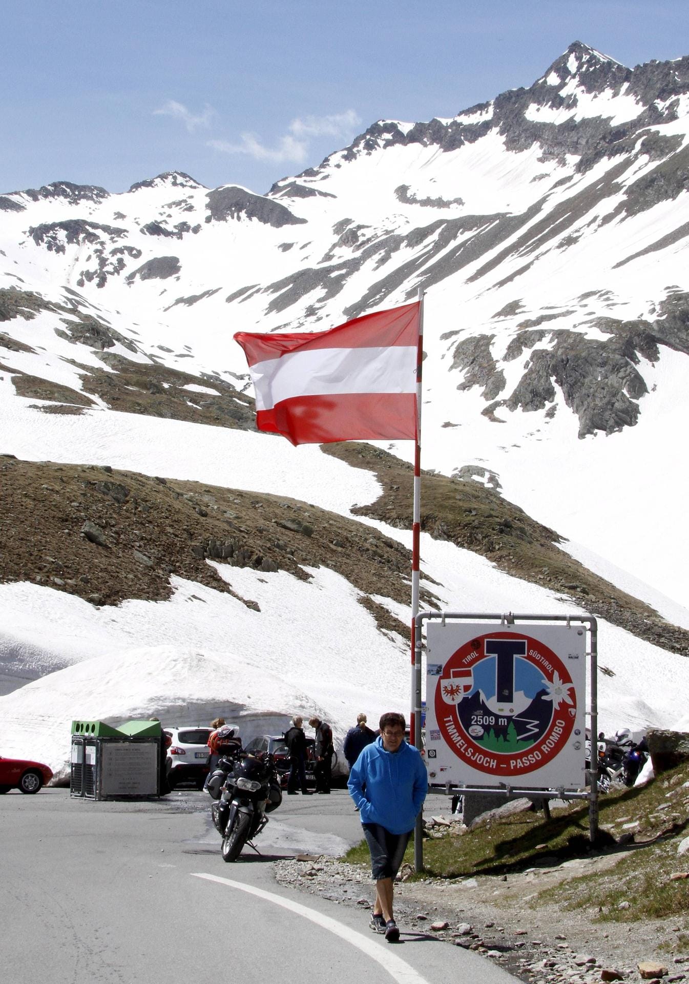 Auf der Passhöhe von 2509 Metern gibt es am Grenzübergang Timmelsjoch früh im Jahr Schnee.