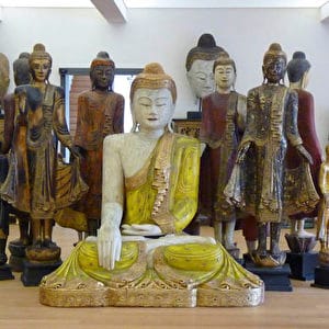 Eine Buddha-Gruppierung im Buddha-Museum in Traben-Trarbach.