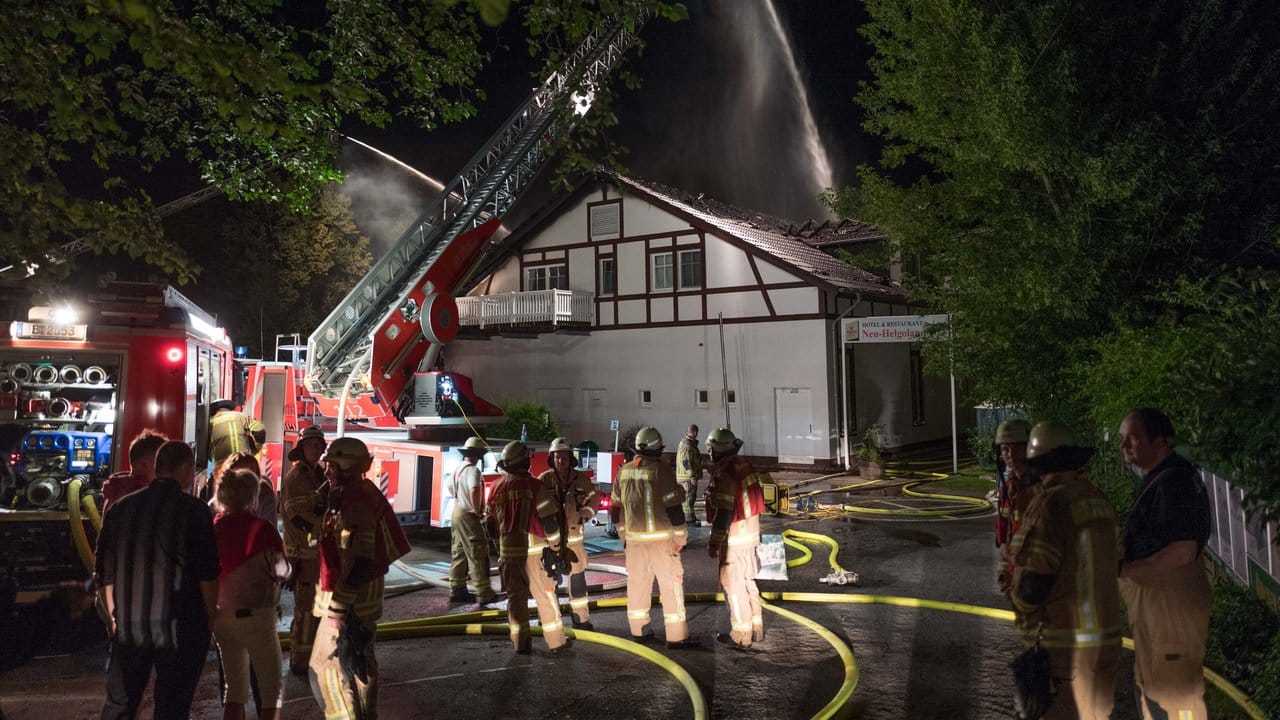 Einsatzkräfte der Feuerwehr löschen das Feuer im Restaurant Neu-Helgoland in Berlin-Köpenick.