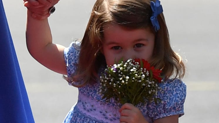 Für Prinzessin Charlotte gab's bei der Ankunft in Berlin einen Strauß Blümchen.