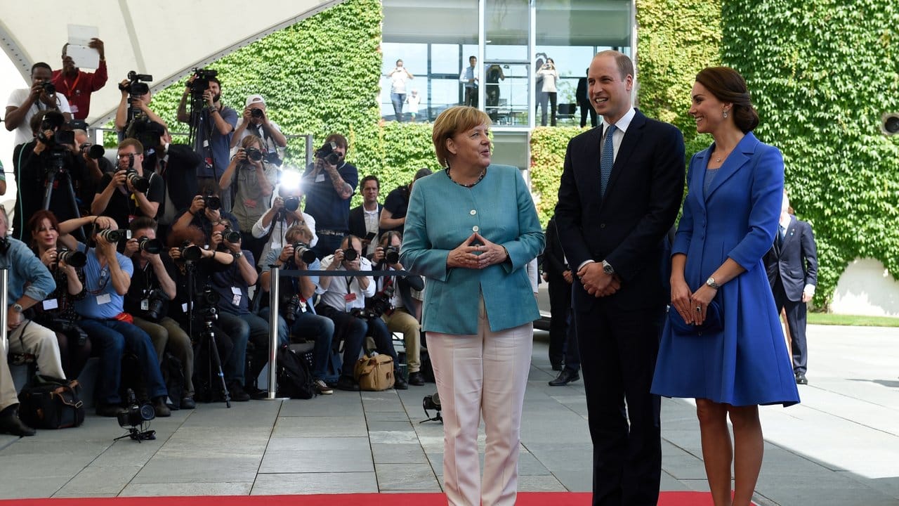 Bundeskanzlerin Angela Merkel empfängt Prinz William und Herzogin Kate im Bundeskanzleramt.