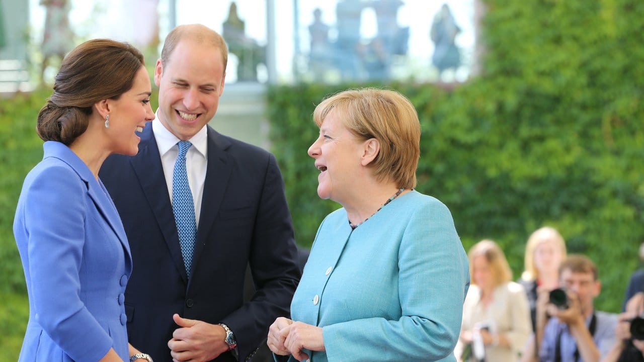 Die Atmosphäre ist entspannt und heiter: Bundeskanzlerin Angela Merkel plaudert mit dem royalen Paar.