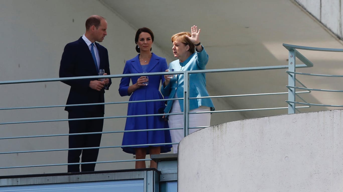 Auf dem Balkon des Kanzleramtes gab es ein Begrüßungsgetränk für William und Kate.