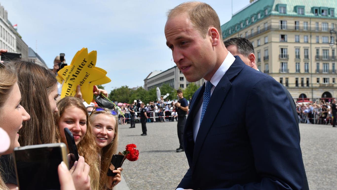 Prinz William unterhält sich mit Fans am Brandenburger Tor.