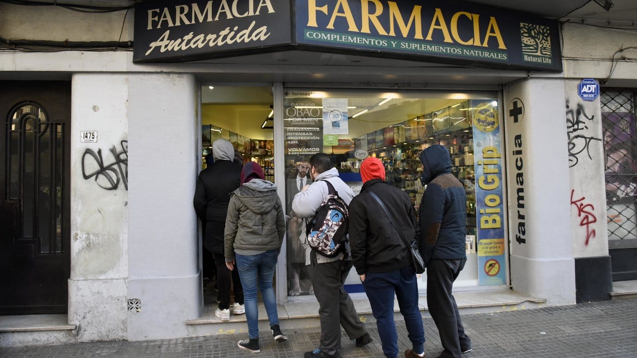 Einwohner der Stadt Montevideo warten vor einer Apotheke, um legal Marihuana zu kaufen.