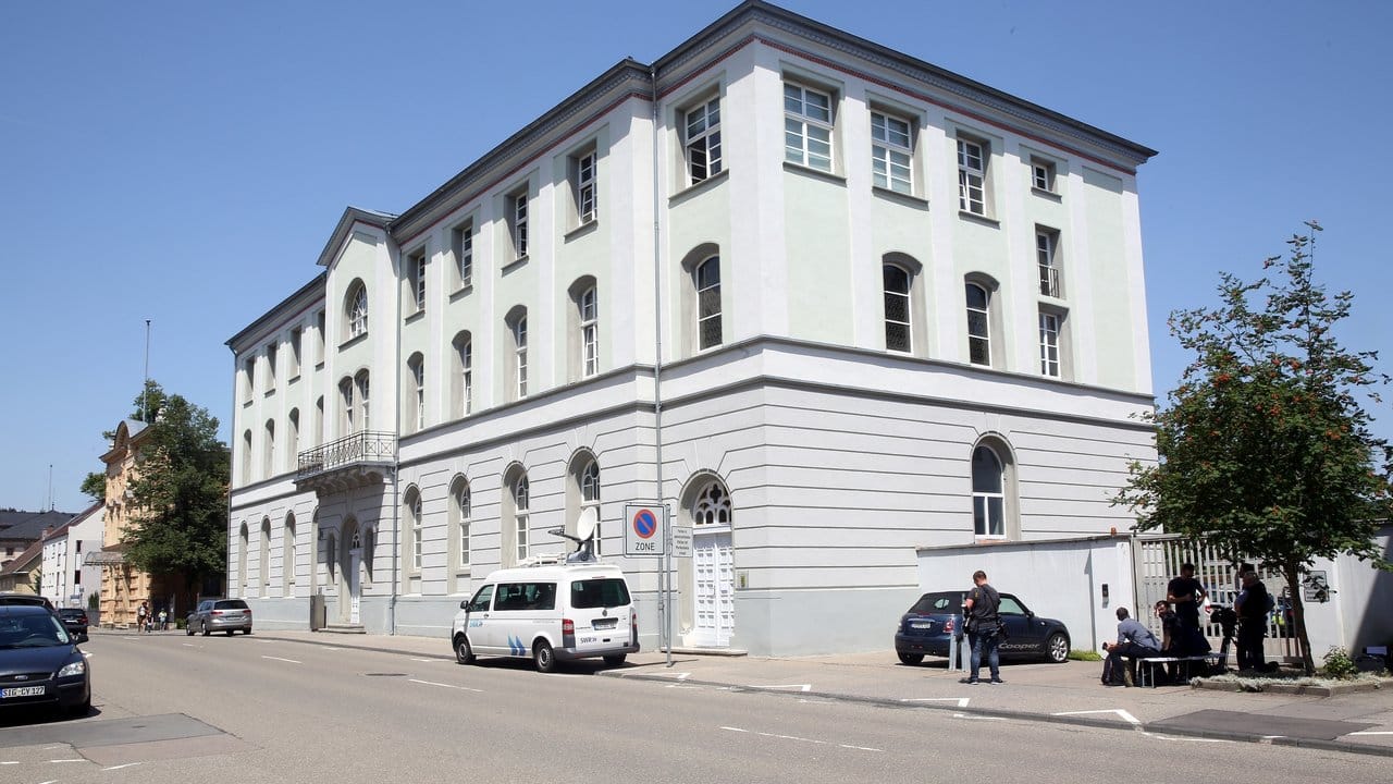 Vier aus der Bundeswehr entlassene Soldaten aus der sogenannten Skandal-Kaserne in Pfullendorf wollen sich zurück in den Dienst klagen.