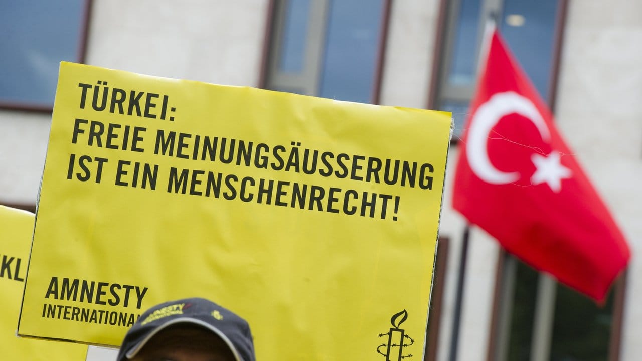 Protest vor der Türkischen Botschaft in Berlin.