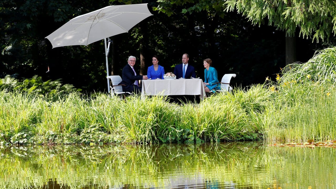 Idylle im Garten von Schloss Bellevue: Bundespräsident Frank-Walter Steinmeier (l) und seine Frau Elke Büdenbender (r) haben für Willliam und Kate ein schönes Plätzchen ausgesucht.