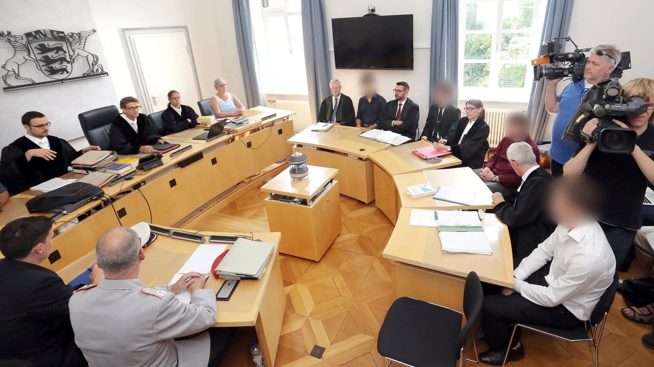 Vier ehemalige Soldaten und ihre Anwälte im Verwaltungsgericht in Sigmaringen: Sie wollen sich zurück in den Dienst klagen.