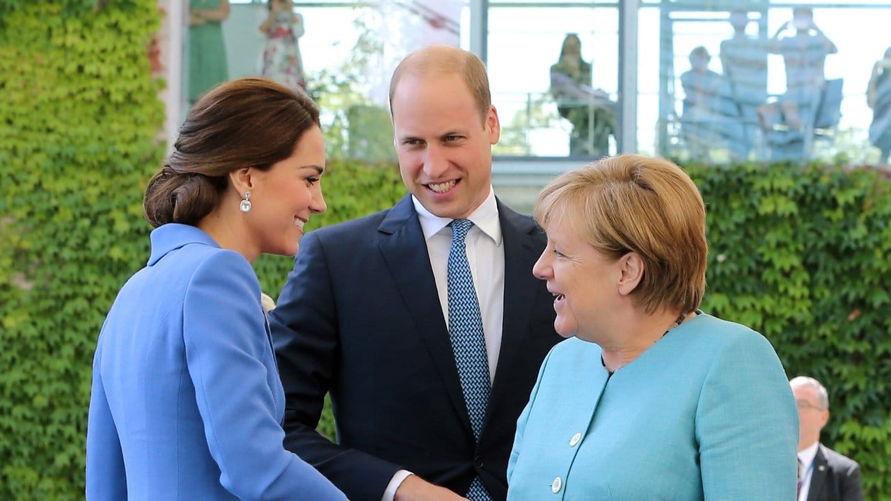 Handshakes: Bundeskanzlerin Angela Merkel empfängt Prinz William und Herzogin Kate.